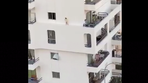 Captan a niña que corre por la cornisa en quinto piso de un hotel
