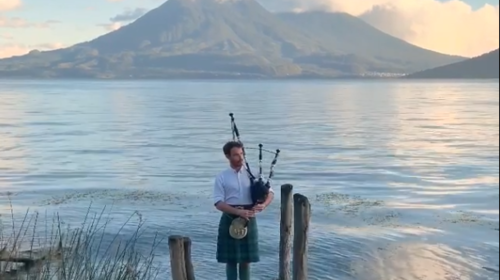 ¡Lo volvió a hacer! Escocés toca gaita en el Lago de Atitlán
