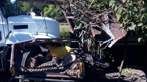 Fatal accidente entre camión y carro deja tres fallecidos