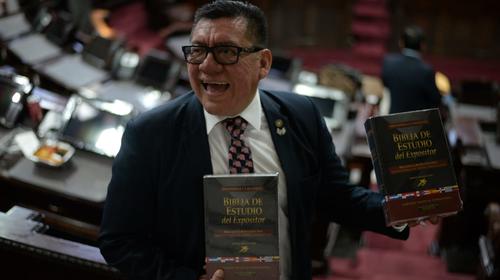 Diputado regala biblias en el hemiciclo del Congreso
