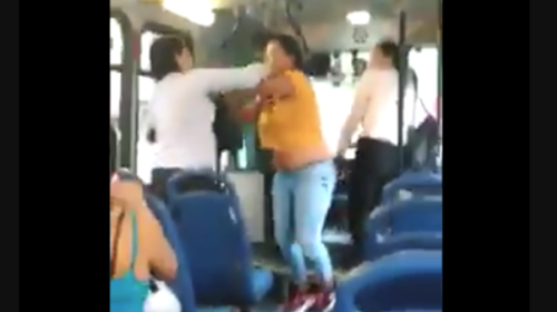 Mujer tiene feroz pelea con amante de su esposo en un bus