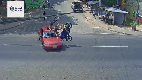 Mujeres que viajaban en moto pegan con un auto y salen expulsadas