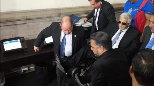Melgar Padilla llega en silla de ruedas para ser juramentado