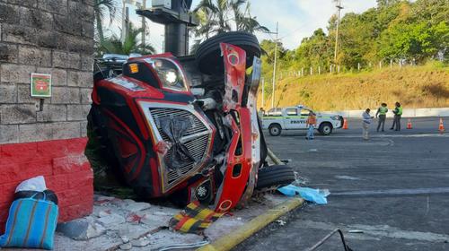 Tragedia queda grabada: Así volcó el bus en el peaje de Palín