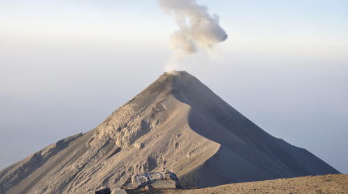 Video: Cámara que vigila al Volcán de Fuego grabó un meteorito