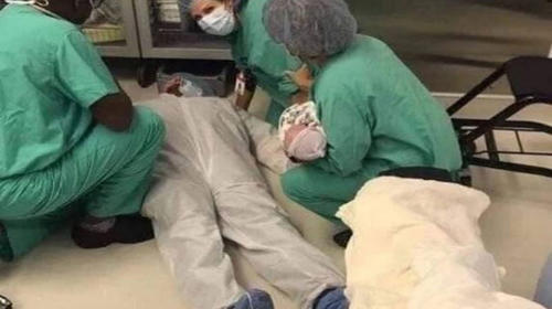 Mujer se saca una selfie tras el parto para burlarse de su esposo