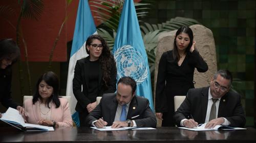 Guatemala y la ONU firman acuerdo que beneficiará a migrantes