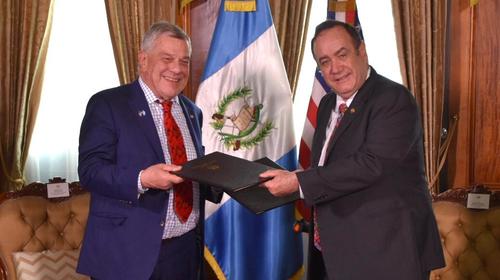 Giammattei anuncia visas de trabajo para guatemaltecos en EE.UU.