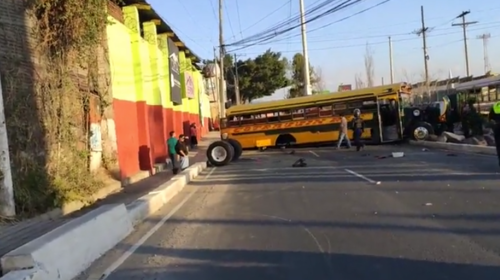 Caos vehicular rumbo a Villa Nueva por bus que perdió las llantas