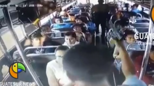 Video muestra el violento asalto a mano armada en un bus 