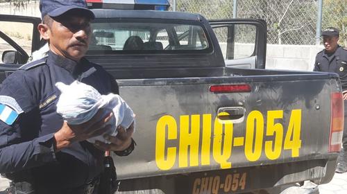 El bebé que nació en una patrulla de la Policía Nacional Civil