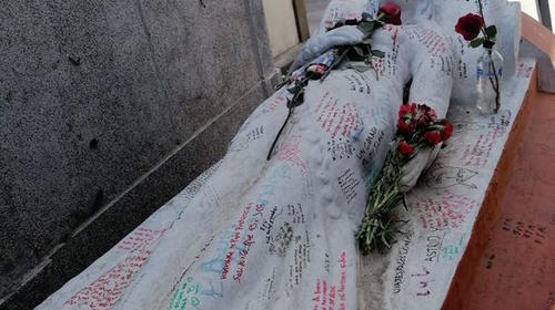 Visitantes dejan ofrendas  en la tumba de "Vanushka", en Xela