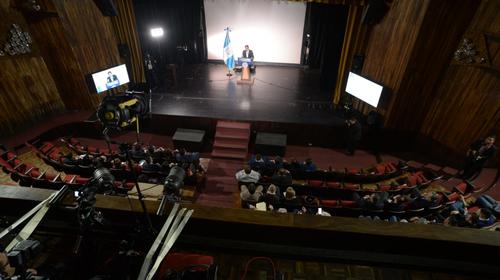 Diputados se reúnen en un teatro con candidatos a magistrados