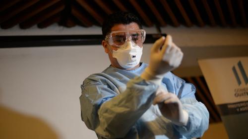 El traje que usarán médicos para tratar coronavirus en Guatemala