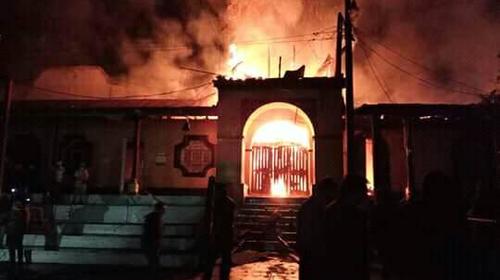 Incendian municipalidad en desacuerdo con alerta roja de Covid-19