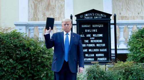 Gesto de Trump con la Biblia desata la indignación de religiosos