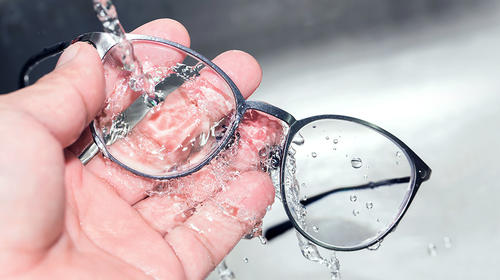 Así puedes crear tu propio líquido para limpiar anteojos 