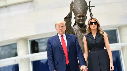 Melania Trump sonríe a la fuerza por petición de su esposo