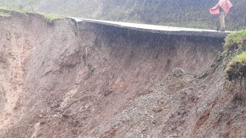 Derrumbe deja en el aire una carretera en Huehuetenango 