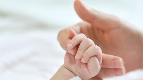 Bebé de polémico baby shower en Argentina nació con Covid-19