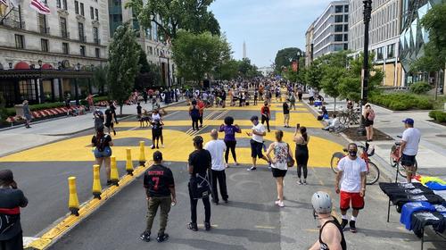 Alcaldesa de Washington rebautiza calle con lema de las protestas