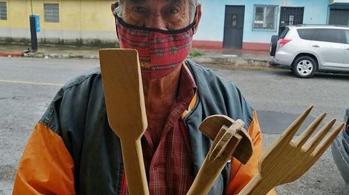 Abuelito vende utensilios de cocina para superar crisis del Covid