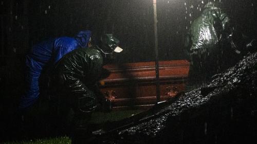 Nicaragua realiza entierros "exprés" nocturnos en plena pandemia
