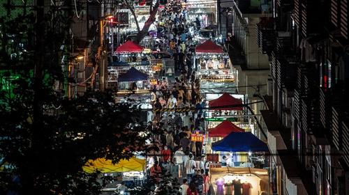 Guatemalteca muestra cómo reabren mercados nocturnos en Wuhan