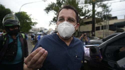 Él es Luis Guerra, el médico que enfrentó a los manifestantes 