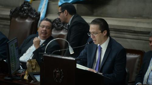 Diputados abuchean a Felipe Alejos en plena sesión del Congreso