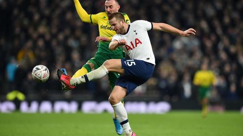 Jugador del Tottenham sube a las gradas y enfrenta a hinchas