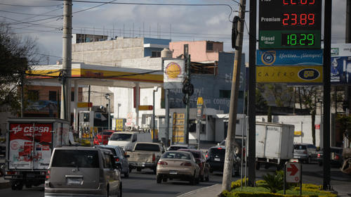 “Guerra del petróleo” bajaría precios de combustible en Guatemala