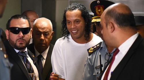 VIDEO: Ronaldinho debuta con magia y goles en torneo de la cárcel
