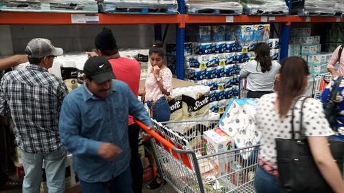 Giammattei pide no acaparar productos en supermercados