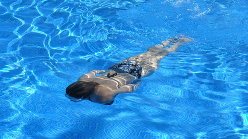 Turista arrestada por nadar en una piscina en cuarentena