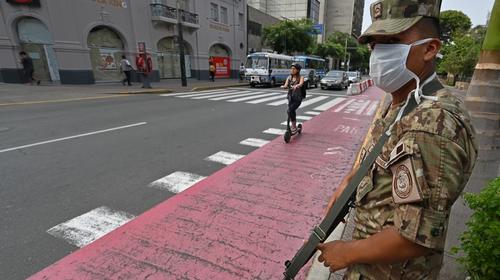 Policía de Perú dispara al aire para obligar a cumplir cuarentena