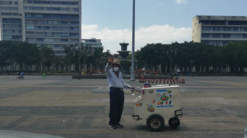 El guatemalteco que entrega dinero a heladeros en parque central