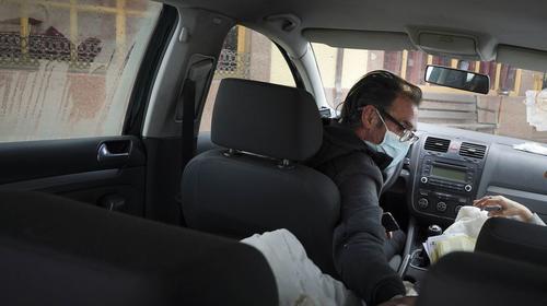 Padre e hija viven la cuarentena dentro de su carro en España