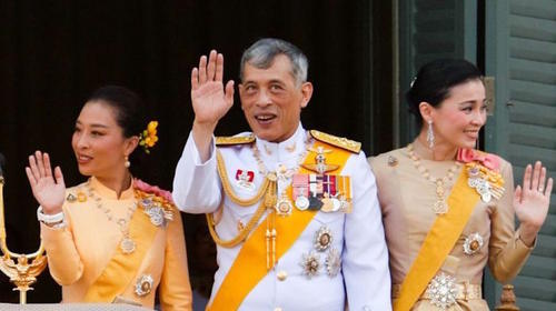 Excéntrico rey de Tailandia pasará cuarentena con 20 concubinas