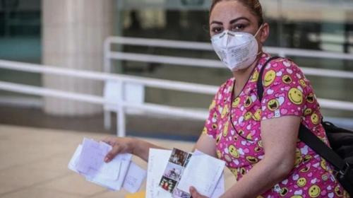 "Lady Cartas" reparte esperanza a pacientes de Covid-19 en México