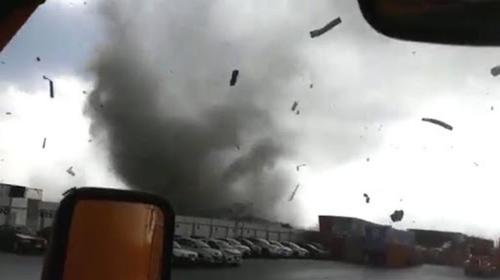Tornado provoca daños y la muerte de dos personas en México