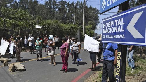Con banderas blancas bloquean ingreso a hospital de Villa Nueva
