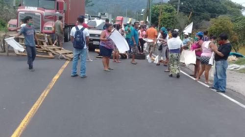 Personas con banderas blancas bloquearon el paso en Palín