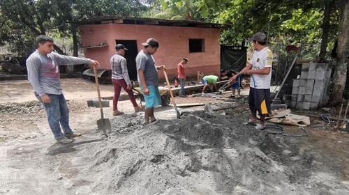 Futbolistas trabajan en la construcción ante crisis del Covid-19