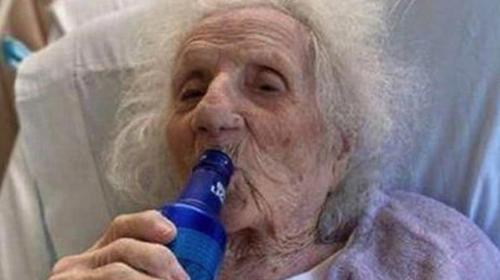 Abuela supera el Covid-19 en EE.UU. y celebra con una cerveza