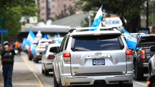 Caravana de vehículos protesta contra el encierro en Guatemala