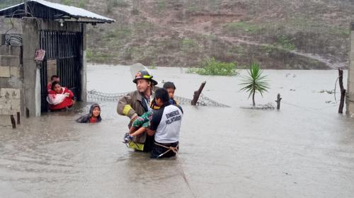 Bomberos evacúan a familias en Jalapa ante lluvias por Amanda 