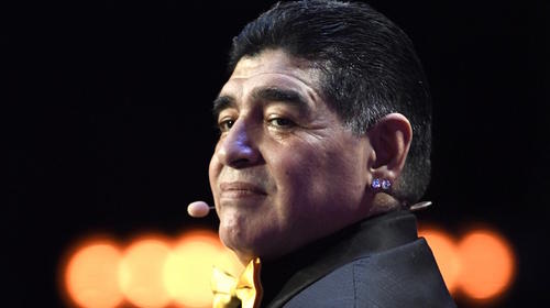 Operan con éxito a Diego Maradona