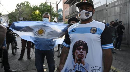 Alivio y alegría de hinchas de Maradona tras exitosa operación