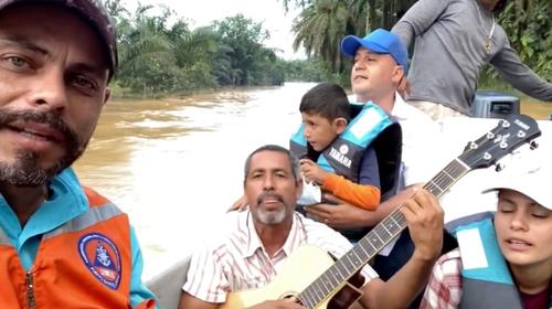 Conmovedor: grupo de sobrevivientes canta mientras lo rescatan
